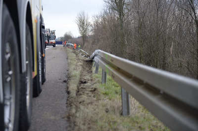 Ilshofen: Milchtankzug stuerzt Boeschung hinab - Ca. 12.000 Liter Milch und Diesel in Baechen rund um die Autobahn